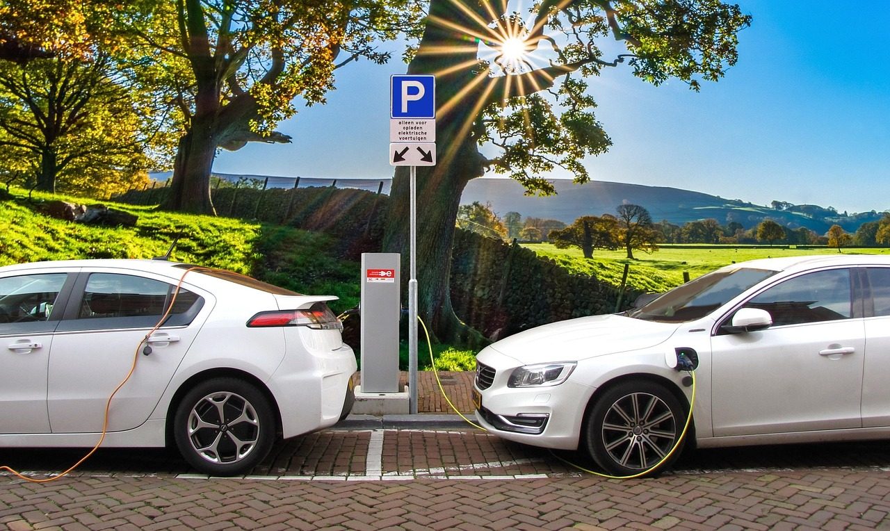 Carros elétricos carregando em estacionamento coletivo
