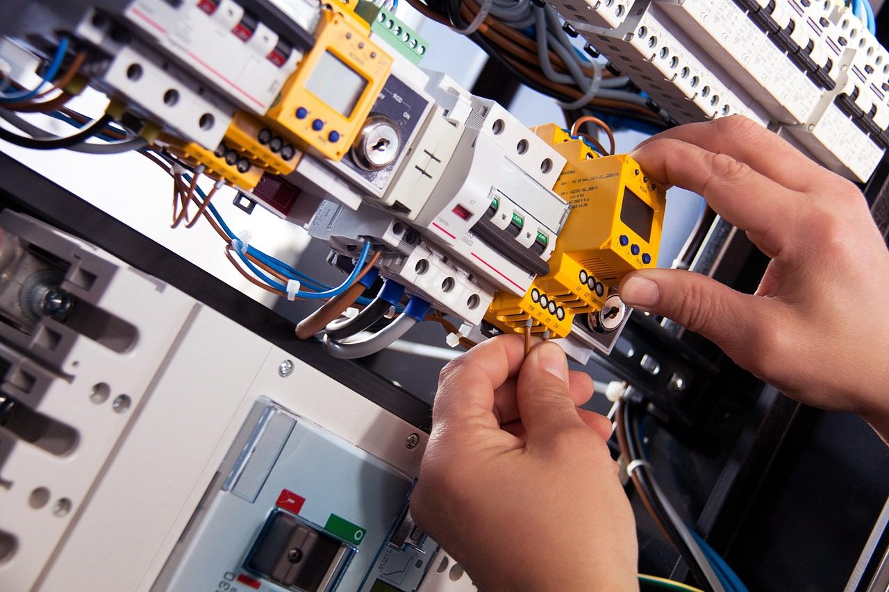 Engenheiro inspecionando um quadro elétrico