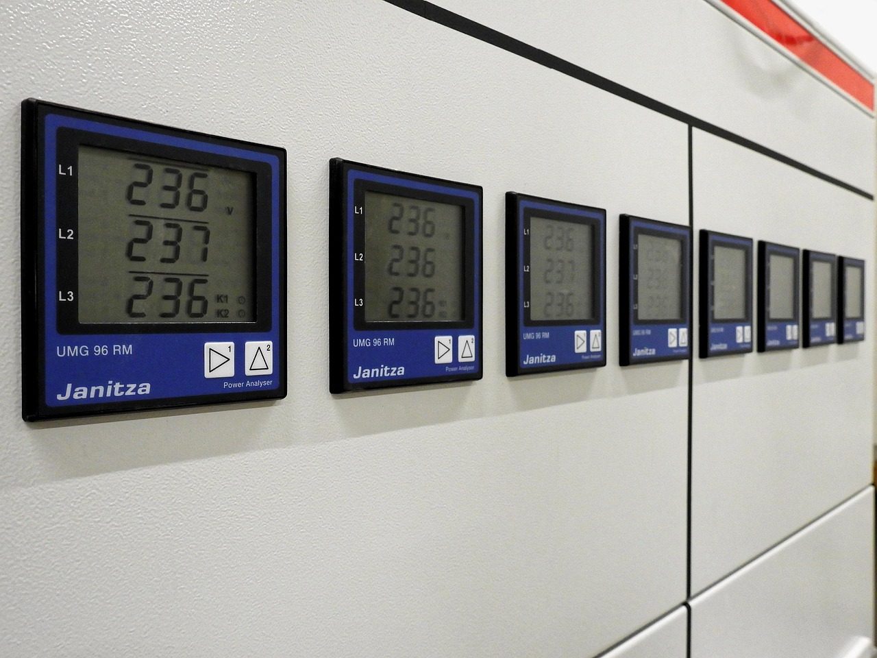 Multimedidores de energia em painel elétrico predial