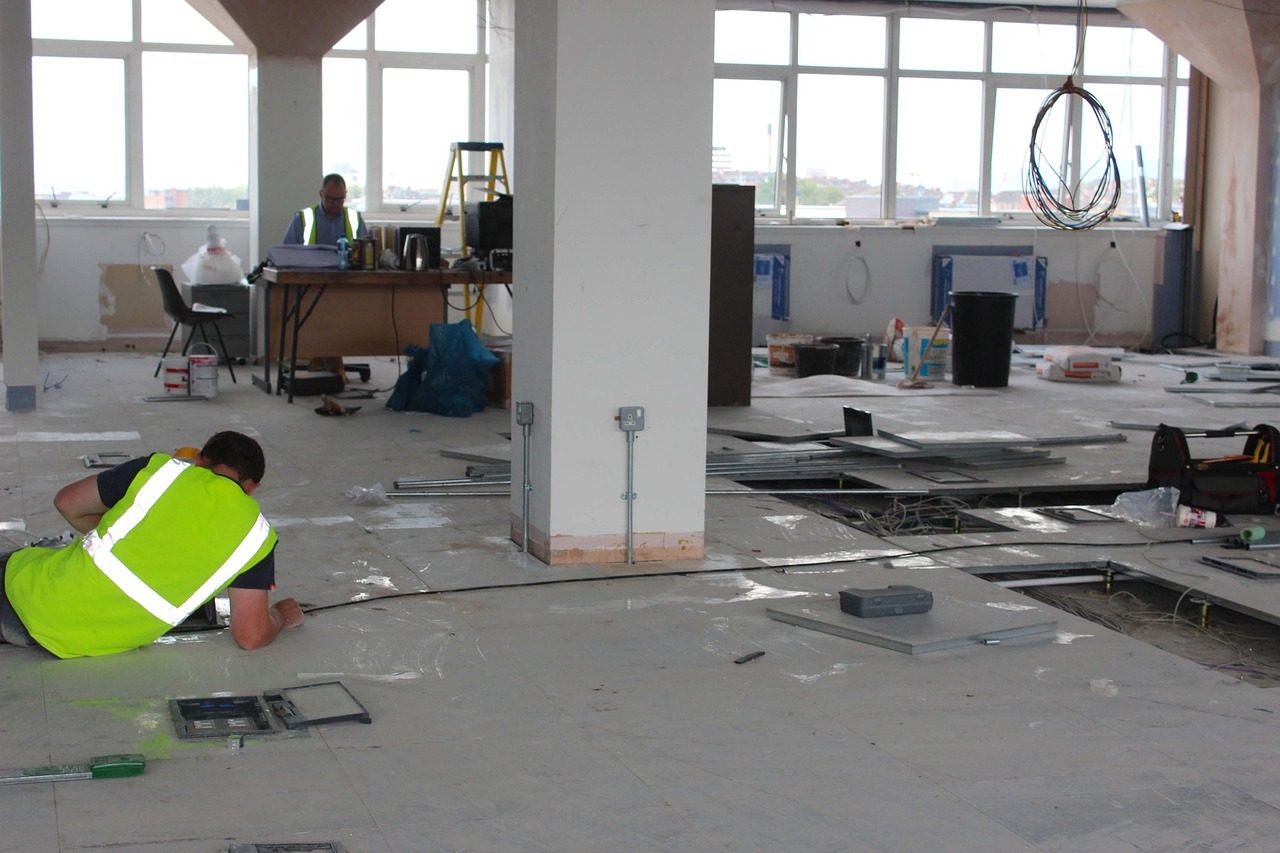 Eletricista executando infraestrutura elétrica em obra