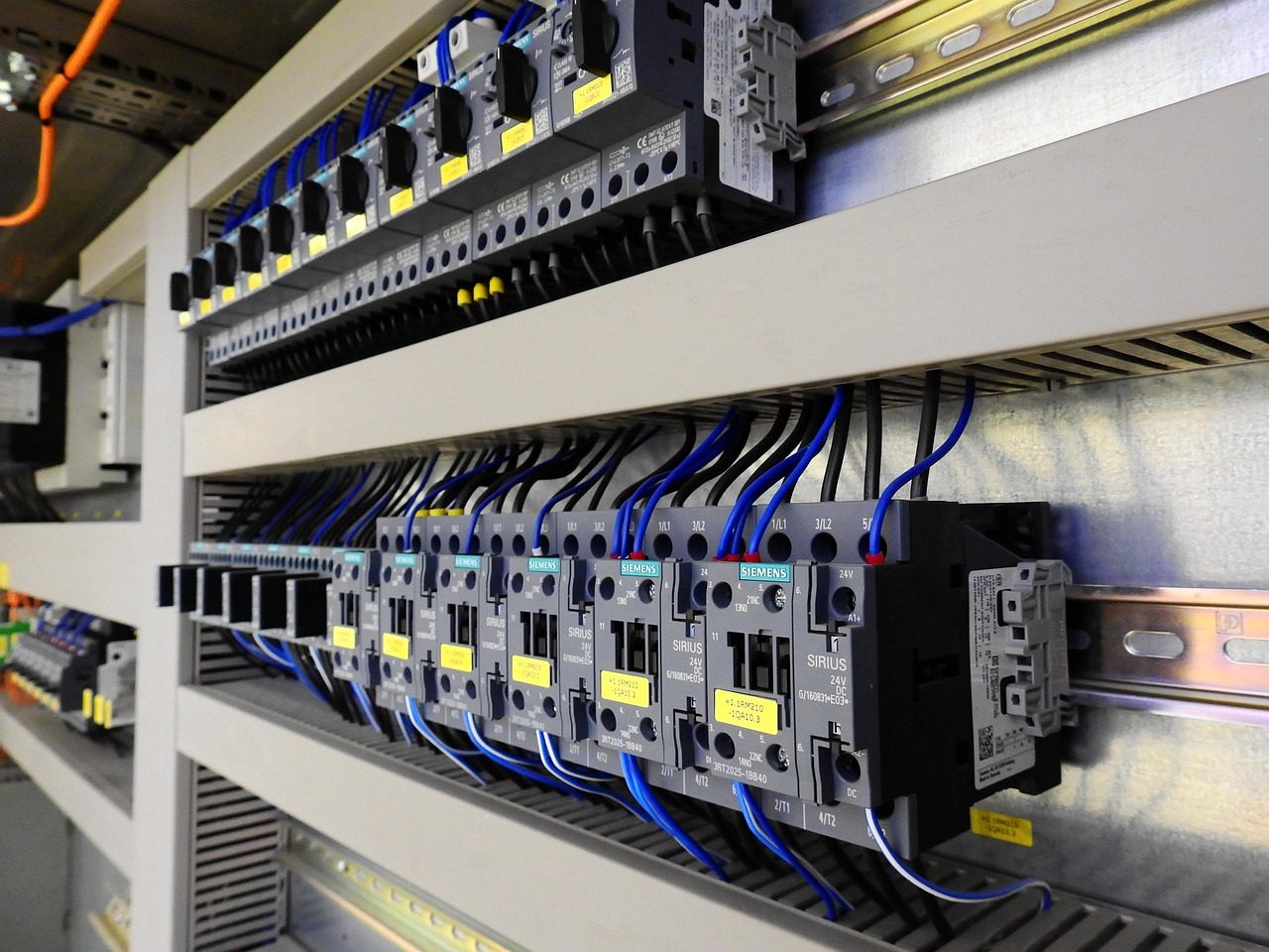 Painel de automação industrial com relés, contatores e bornes identificados