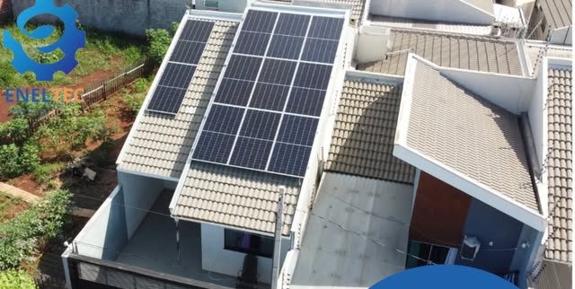 Sistema de energia solar instalado pela ENELTEC: residência em Sarandi - PR, 700 kWh por mês
