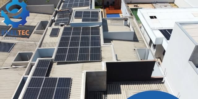 Sistema de energia solar instalado pela ENELTEC: residência em Maringá - PR, 2.400 kWh por mês