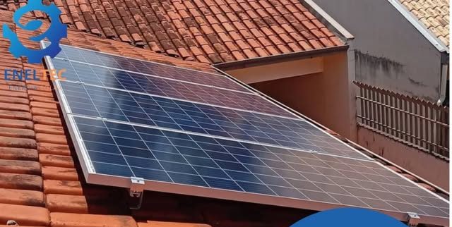 Sistema de energia solar instalado pela ENELTEC: residência em Maringá - PR, 200 kWh por mês